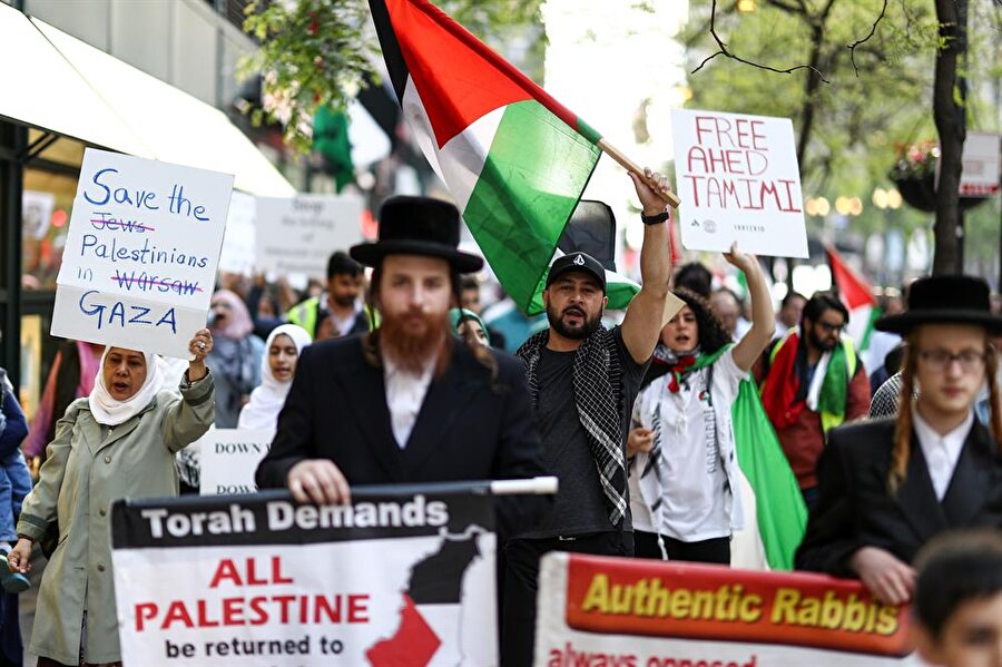 Farklı kültür, coğrafya ve gruplardan temsilcileri bir araya getiren gösteriye "Neturei Karta" adlı siyonizm karşıtı Ortodoks Yahudi cemaati üyeleri de katıldı.