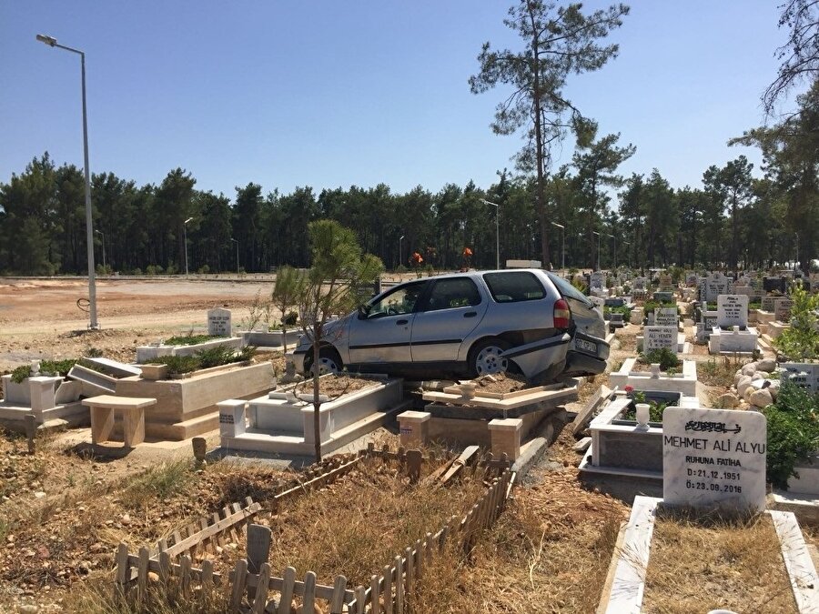 Geri manevra yaparken fren yerine gaza basan acemi şoför 5 mezarı yıktı