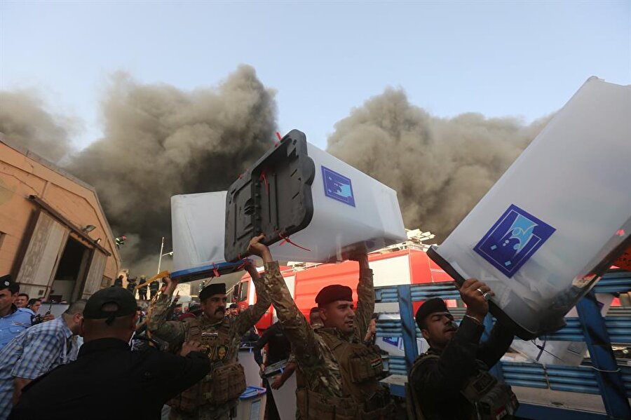 Irak İçişleri Bakanlığı'nın iddiasına göre, yangında oy sandıkları zarar görmedi.