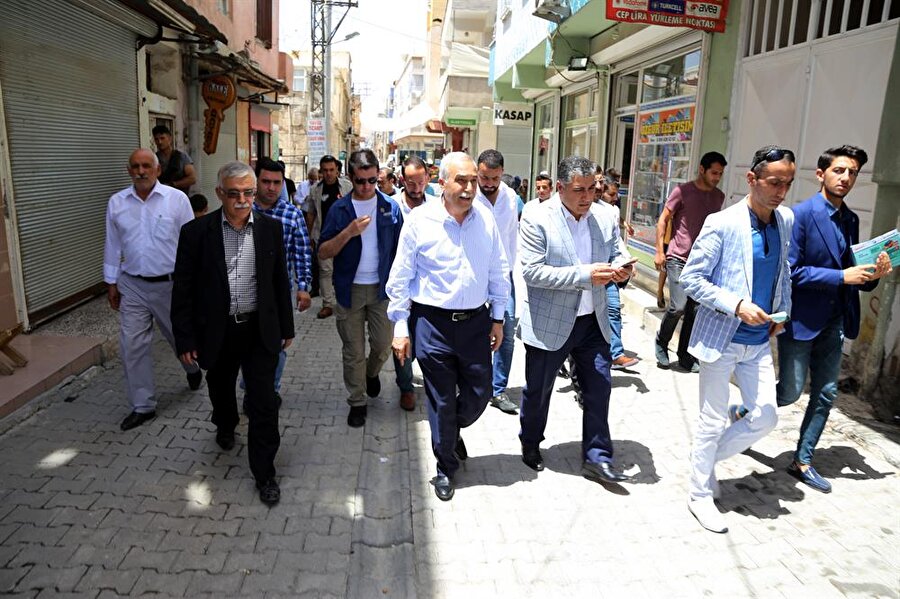 Gıda, Tarım ve Hayvancılık Bakanı Ahmet Eşref Fakıbaba, Şanlıurfa'nın Haliliye ilçesinde esnaf ziyaretinde bulundu.