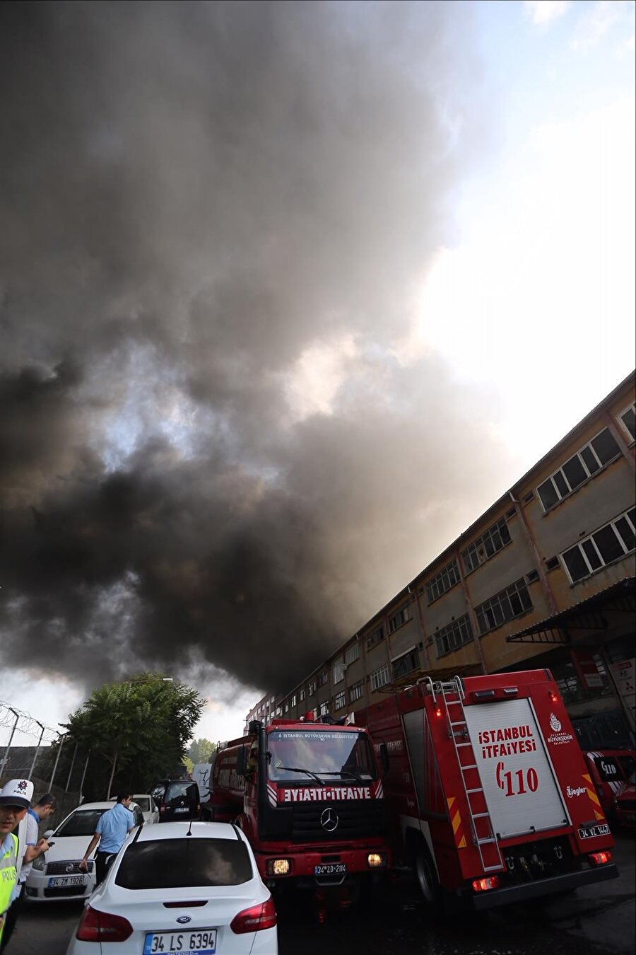 İstanbul Davutpaşa'da bir kumaş ve iplik fabrikasında yangın çıktı. Kısa sürede bütün fabrika binasını saran yangını söndürmek için çok sayıda itfaiye ekibi sevk edildi. Ekiplerin, büyüyen yangını söndürme çalışmaları devam ediyor.