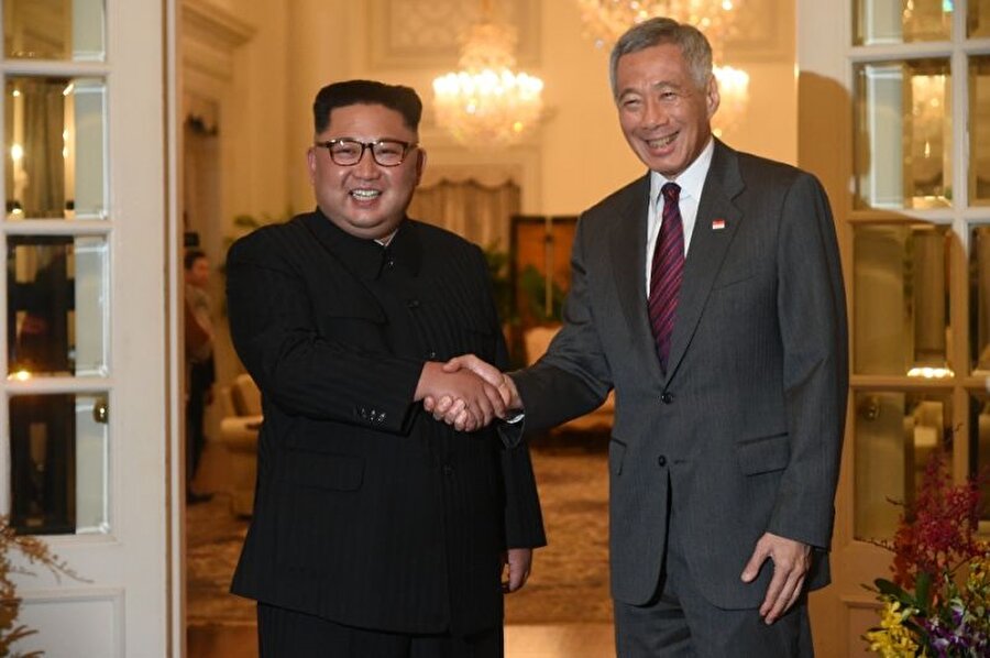 Kuzey Kore lideri Kim Jong Un, ABD Başkanı Donald Trump ile zirve gerçekleştireceği Singapur’da ülkenin Başbakanı Lee Hsien Loong (sağda) ile bir araya gelmişti.