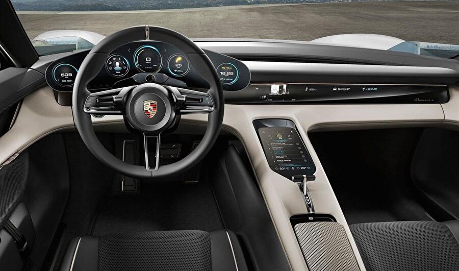 Porsche Taycan'ın ön konsolu ise büyük bir dijital sistemi içinde barındırıyor. 