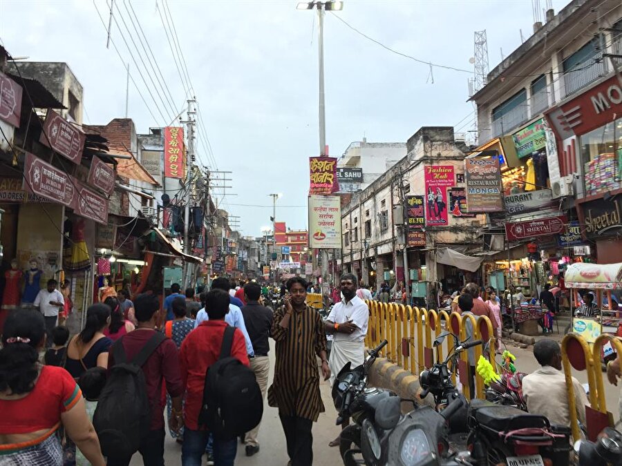 Varanasi sokakları, Hindistan'a özgü farklılıklarla bezeli. (Fotoğraf: Ahmet Sücüllülü)