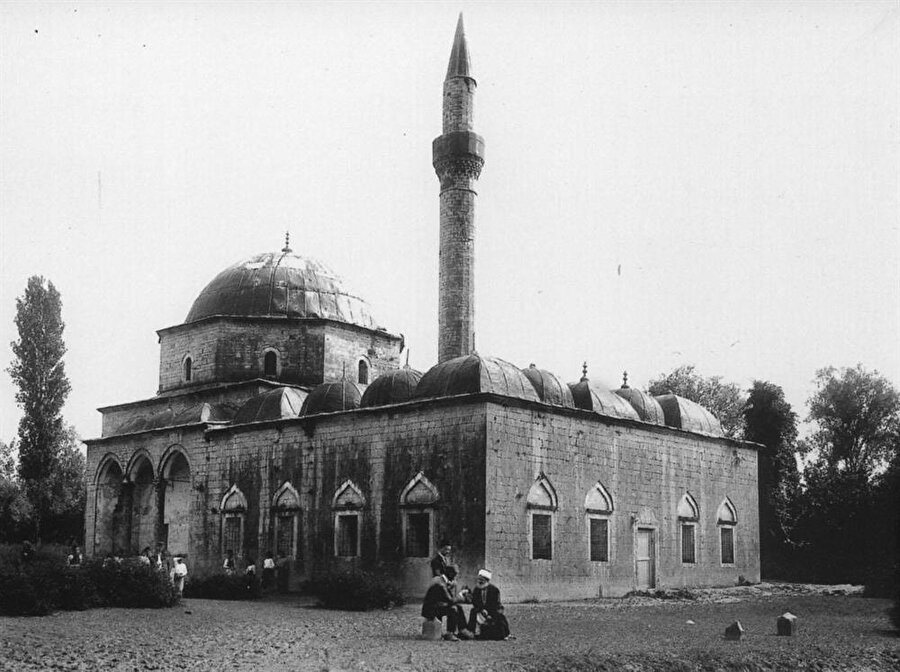 1773 yılında inşa edilen Kurşunlu Cami, Enver Hoca döneminde yıkılan minaresi dışında, bugün hala ayakta.
