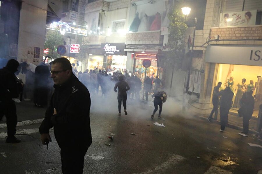 Filistin güvenlik güçleri, göstericileri biber gazı kullanarak ve gözaltı işlemi yaparak dağıttı. (Issam Rimawi / AA)