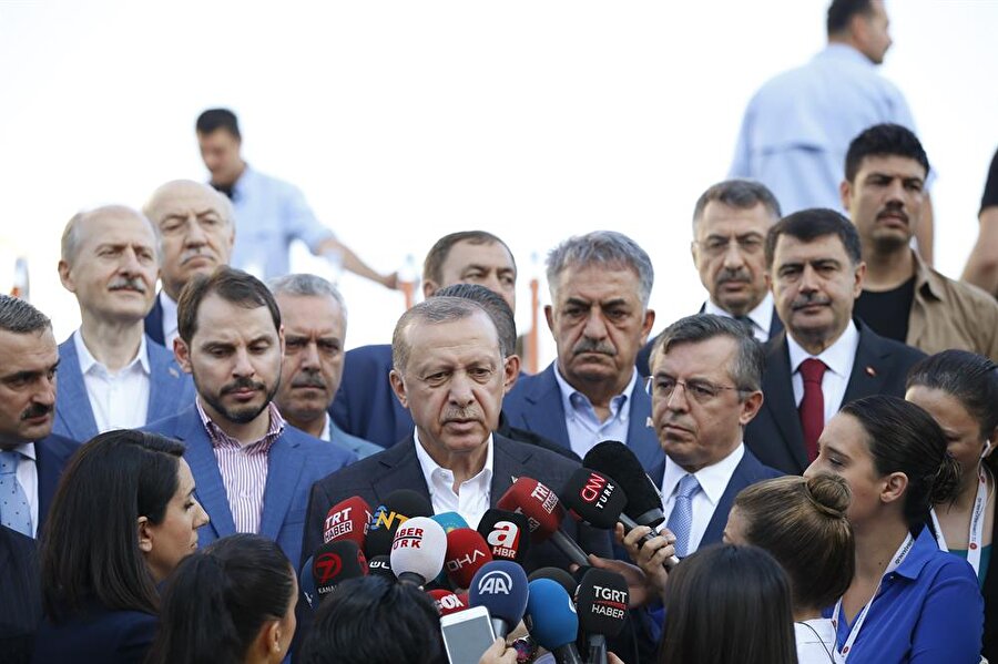 Cumhurbaşkanı Recep Tayyip Erdoğan, Marmara Üniversitesi İlahiyat Fakültesi Camii'nde kıldığı bayram namazının ardından açıklamalarda bulundu