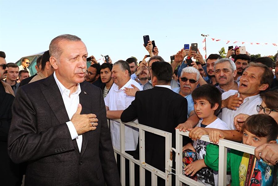 Cumhurbaşkanı Erdoğan, bayram namazından sonra vatandaşlarla bir süre sohbet etti.