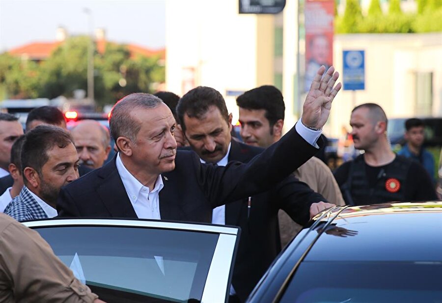 Erdoğan, milletin Ramazan Bayramı'nı tebrik ederek, nice bayramlara kavuşmayı diledi.