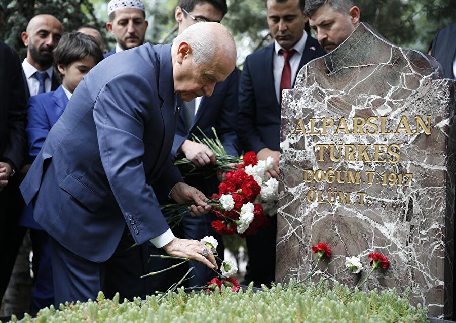  MHP Genel Başkanı Devlet Bahçeli, bayram namazı sonrası Alparslan Türkeş'in Beştepe'deki kabrini ziyaret etti. Bahçeli, partililerle bayramlaştı.