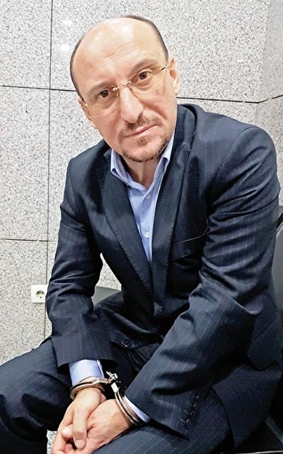 Kendisini “beyin sinir ve omurilik cerrahi profesörü” olarak tanıtan Cüneyt Turan