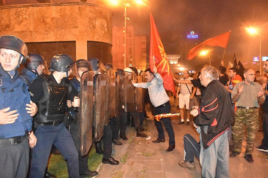 Anlaşma sonrası Makedon halkının yaptığı protestolar vatandaş ve polis arasında sürtüşmeler ortaya çıktı.