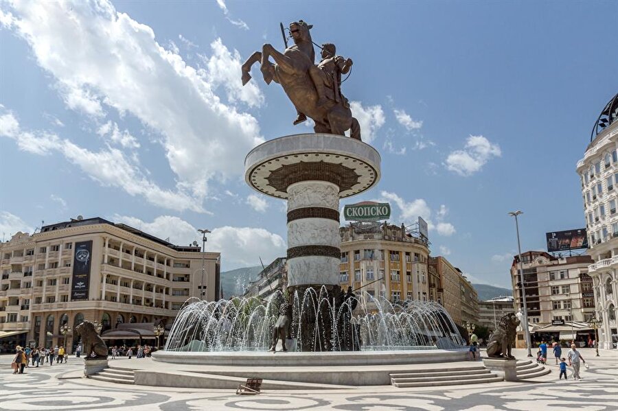Yunanistan ve Makedonya arasında gerginlik oluşturan kültürün mimarı Büyük İskender'in Üsküp'teki heykeli.