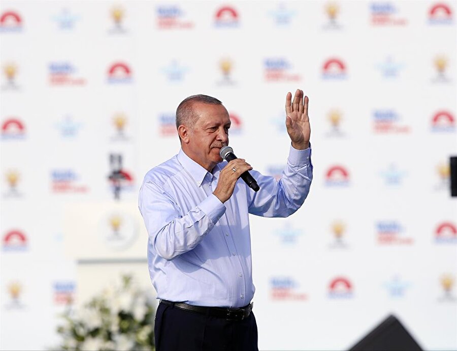 21 yaşında bu aziz şehri fetheden Fatih Sultan Mehmet Han'ın mirasçıları olan genç yürekleri selamlayan Erdoğan, "Coğrafyamızın dört bir yanında özgürlük ve adalet mücadelesi veren Suriyeli, Filistinli, Iraklı, Türkistanlı kardeşlerimizi selamlıyorum. Dünya şehri İstanbul'dan her türlü baskı ve yıldırma politikasına rağmen, 7 Haziran'dan beri sandıklara koşan gurbetçilerimizi selamlıyorum. Ramazan Bayramı'nızı tekrar tebrik ediyorum. Bu mübarek günde, Rabbimden bize 24 Haziran akşamı bir bayram daha yaşatmasını niyaz ediyorum."