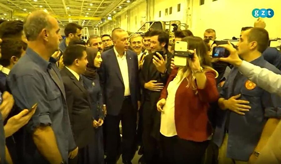 Cumhurbaşkanı Erdoğan, gençlerle bol bol fotoğraf çektirdi.