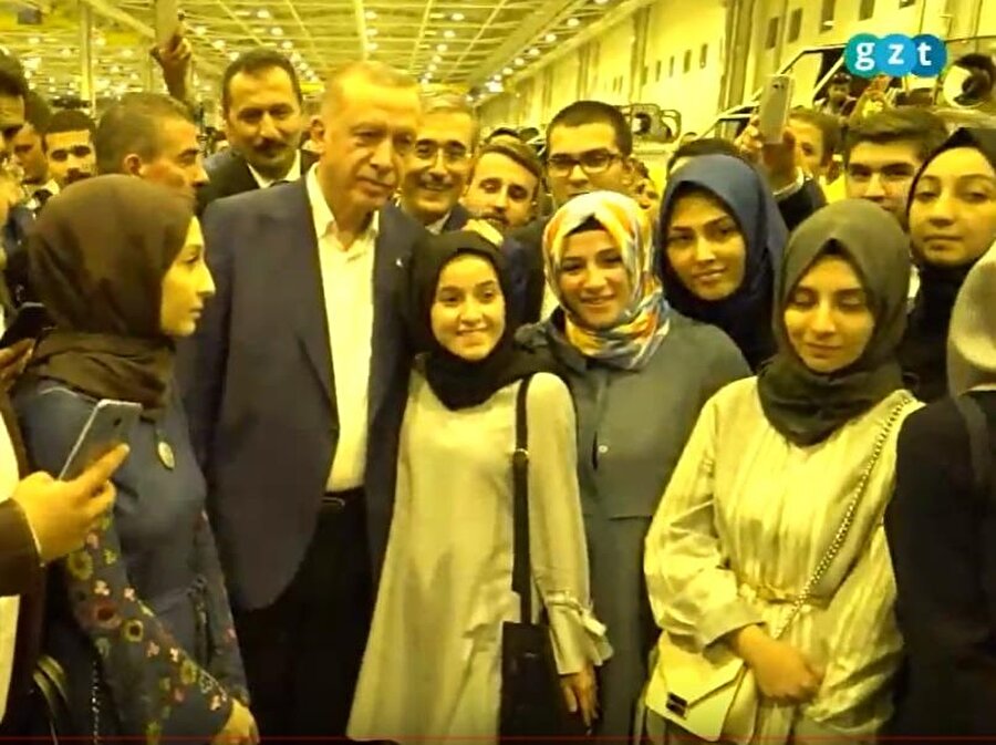 Cumhurbaşkanı Erdoğan, sohbet ettiği bir öğrenciye,”Geleceğin Türkiyesini hep beraber inşaa etmeye devam edeceğiz.” dedi.