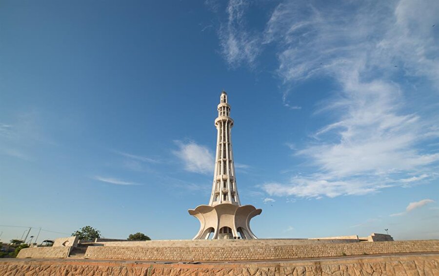 Minare Pakistan, 70 metrelik yüksekliğiyle, oldukça ihtişamlı bir anıt. (Shutterstock)
