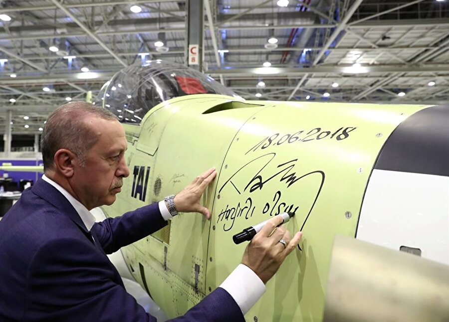 Cumhurbaşkanı Erdoğan ve misafirler yerli ve milli uçakların bulunduğu hangarı gezdi. Erdoğan hangarda Hürkuş uçağını imzaladı.