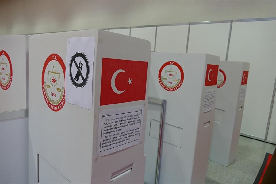 Yurt dışı seçmen kütüğüne kayıtlı vatandaşlar için 9 ülkedeki 33 temsilcilikteki oy verme işlemi ise bugün tamamlanacak. 