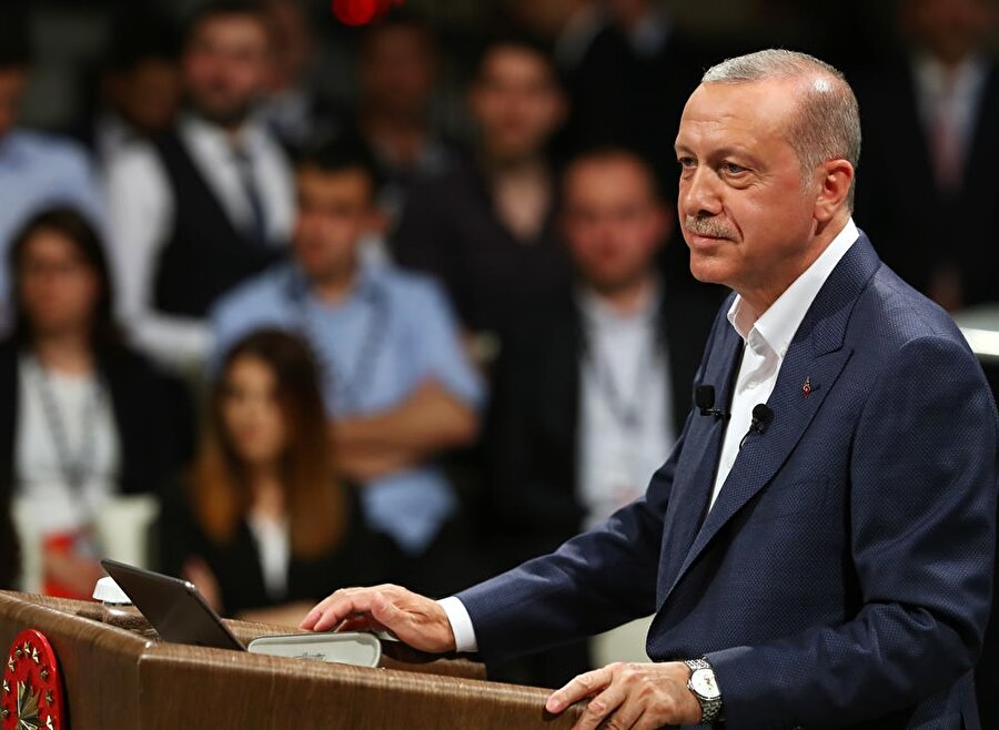 Cumhurbaşkanı Recep Tayyip Erdoğan, sosyal medya özel yayınında Türk Havacılık ve Uzay Sanayii A.Ş'de (TUSAŞ) düzenlenen "Gençlik ve Teknoloji Buluşması" programında gençlerin savunma sanayii ve teknoloji alanındaki sorularını cevapladı.