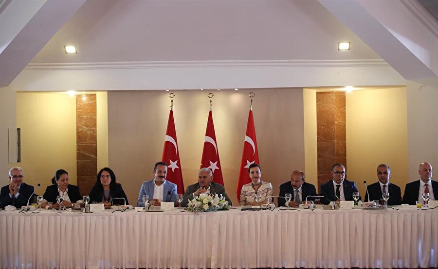 Başbakan Binali Yıldırım İzmir'de medya temsilcileri ile görüştü.