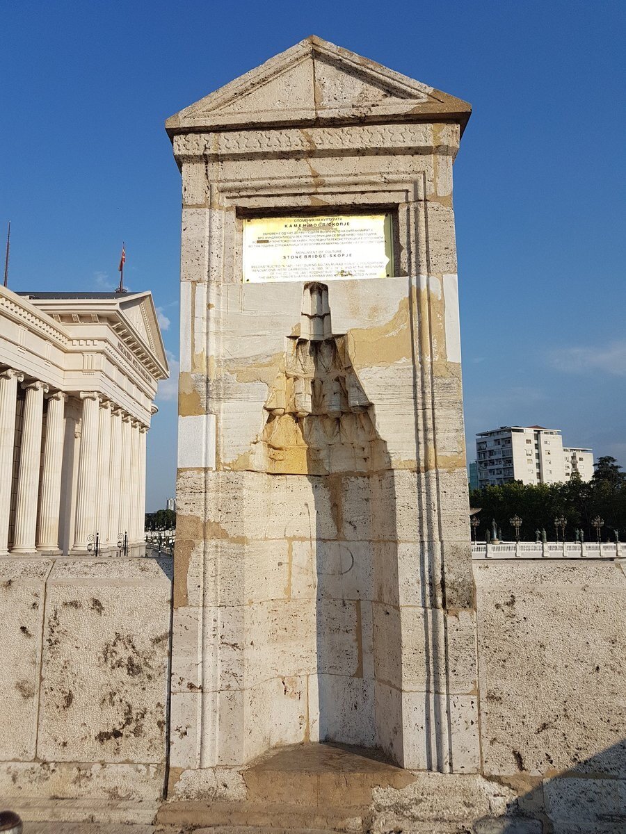 Parçalanan namazgah, özensiz biçimde onarıldıktan sonra yeniden köprünün üzerine yerleştirildi.