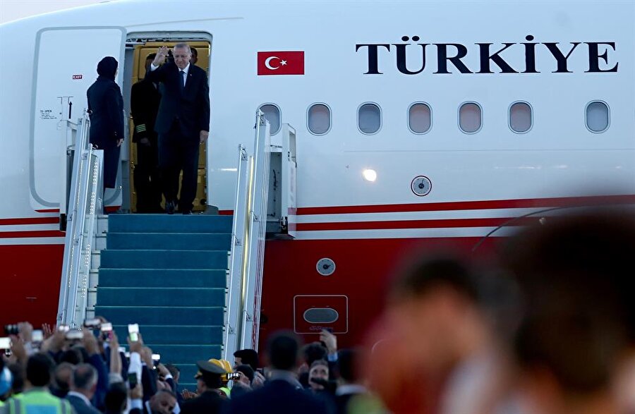 Cumhurbaşkanı Erdoğan'ı İstanbul Yeni Havalimanı'nda, Ulaştırma, Denizcilik ve Haberleşme Bakanı Ahmet Arslan, pilotlar, hostesler, hostlar, havalimanı işçileri karşıladı. Erdoğan, daha sonra tören mangasını selamladı.