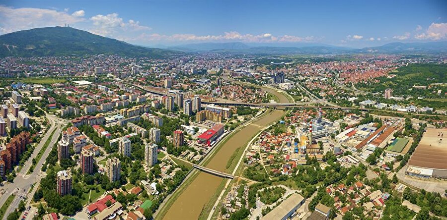 Vodno tepesinin eteklerinde, Vardar'ın ikiye ayırdığı Üsküp şehri.