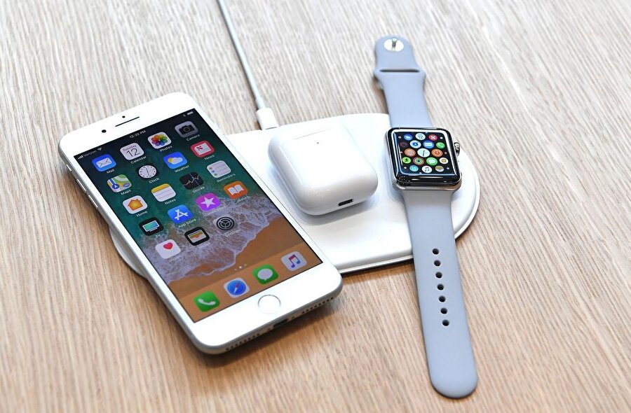 AirPower'ın en önemli noktası kablosuz bir şekilde üzerine oturtulan iPhone, Apple Watch ve AirPods'u şarj ediyor olması. Böylece her ürüne ayrıca bir kablo bağlamak yerine şarj işlemi çok daha pratik bir şekilde halledilebiliyor. 