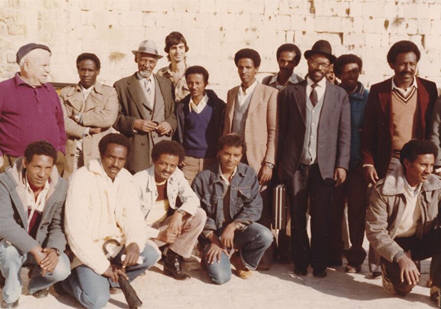 Etiyopyalı Yahudilerin lideri Yona Bogale (Ayakta, soldan üç), ilk göçlerle İsrail'e gelen Falaşalar arasındaydı.