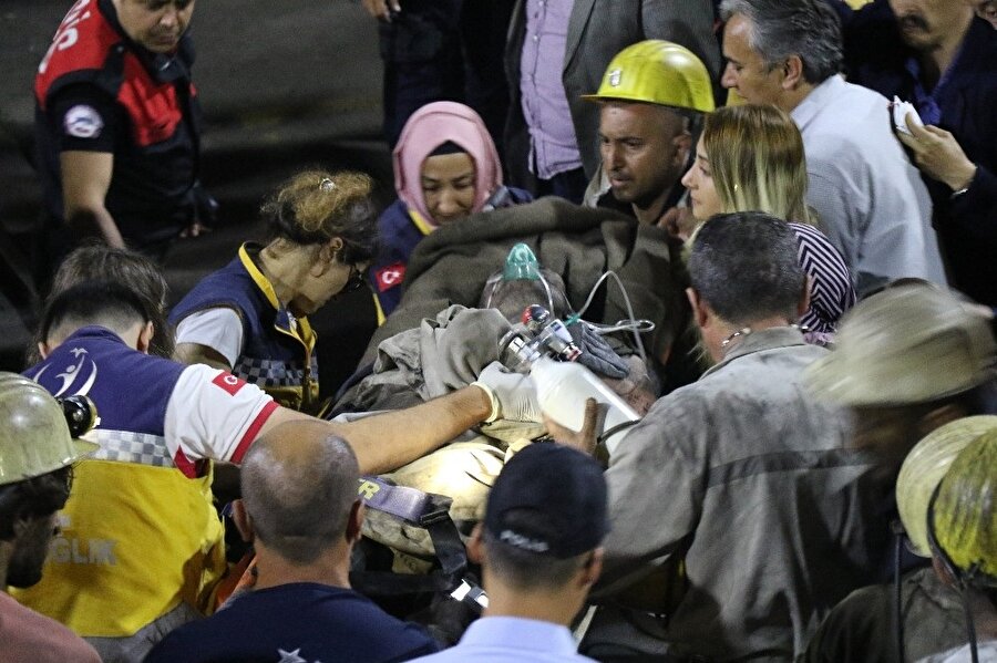 Zonguldak’ta akşam saatlerinde meydana gelen göçükte mahsur kalan 2 işçi bulundukları yerden sağ kurtarılarak yer üstüne çıkartıldı.