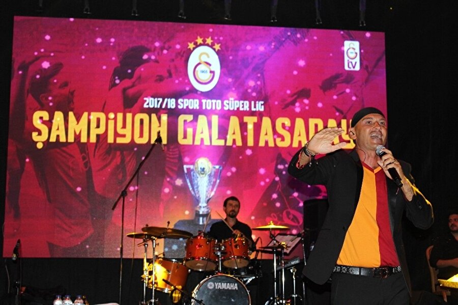 Kutlamada şarkıcı Altay sahne aldı. 