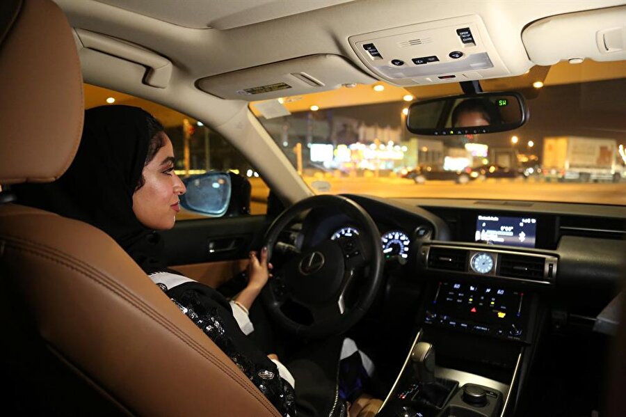 Suudi kadınlar, on yıllardır hayalini kurdukları şoförlük hakkını nihayet elde etti.