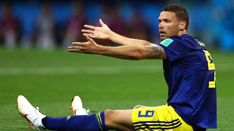 İsveç Milli Takımı'nın golcüsü Marcus Berg uzun süre hakeme itiraz etti.
