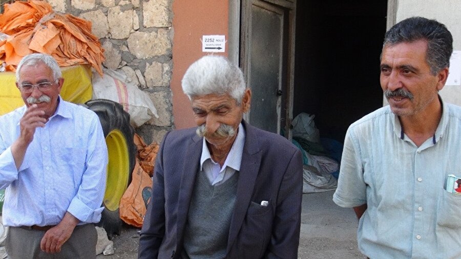 Oyunu kullanan Köy Muhtarı Mehmet Alcu (78) ise köydeki diğer seçmenlerin yurtdışında olduğunu belirterek, eşi de rahatsız olduğu için kurulan sandıkta kendisi ile bir köylünün oy kullandığını ifade etti. Alcu, vatandaşlık görevini yerine getirmenin mutluluğunu yaşadığını kaydetti.