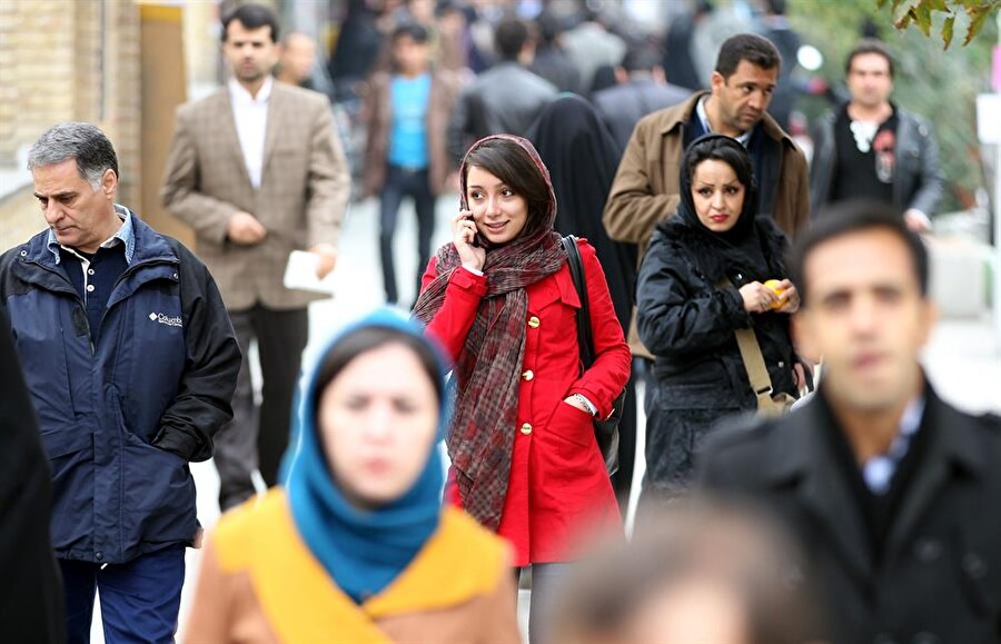 Herhangi bir siyasal grupla ilişkisi bulunmayan İranlı yeni kuşaklar, ülkenin geleceğini şekillendirmede rol sahibi olacak.