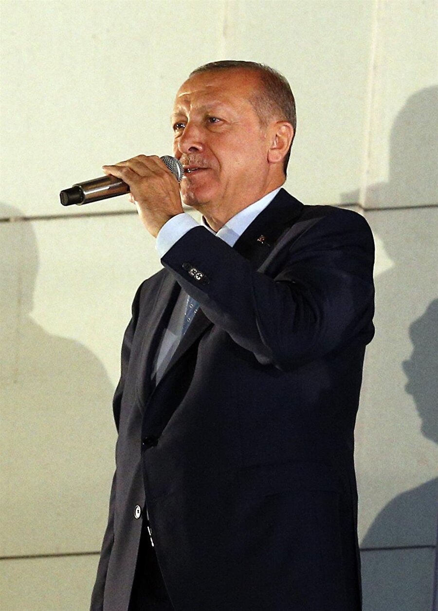 Erdoğan sözlerini şöyle sürdürdü: "Şahsıma, ittifakıma ve partime güvenen tüm kardeşlerime, milletime şükranlarımı sunuyorum. Cumhur İttifakı'nın bir diğer kanadı olan MHP'nin Genel Başkanı Sayın Bahçeli'ye ve MHP'nin tüm mensuplarına teşekkür ediyorum. Hangi partiye oy vermiş olursa olsun sandığa giderek demokratik hakkını kullanan her vatandaşıma teşekkür ediyorum. Hangi partiye oy vermiş olursa olsun sandığa giderek demokratik hakkını kullanan her vatandaşıma teşekkür ediyorum."