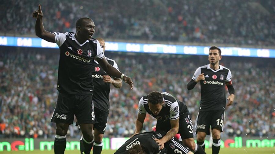 2016-2017 sezonunda Beşiktaş'ta kiralık olarak top koşturan Aboubakar bu yıl Porto ile 43 maça çıktı. Yetenekli futbolcu söz konusu maçlarda 26 gol atıp 7 asist yaptı.