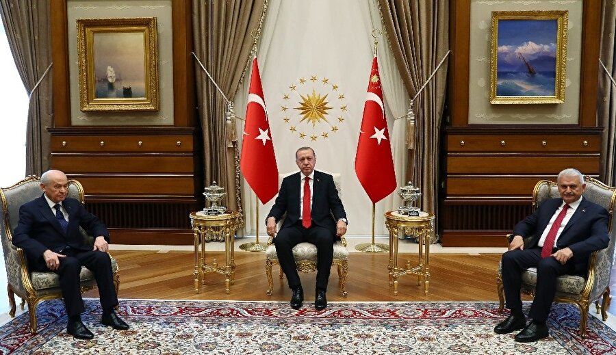 Başbakan Binali Yıldırım'ın da hazır bulunduğu kabulde, Devlet Bahçeli'ye partisinin Genel Başkan Yardımcıları Semih Yalçın, Celal Adan ve Mustafa Kalaycı eşlik etti.