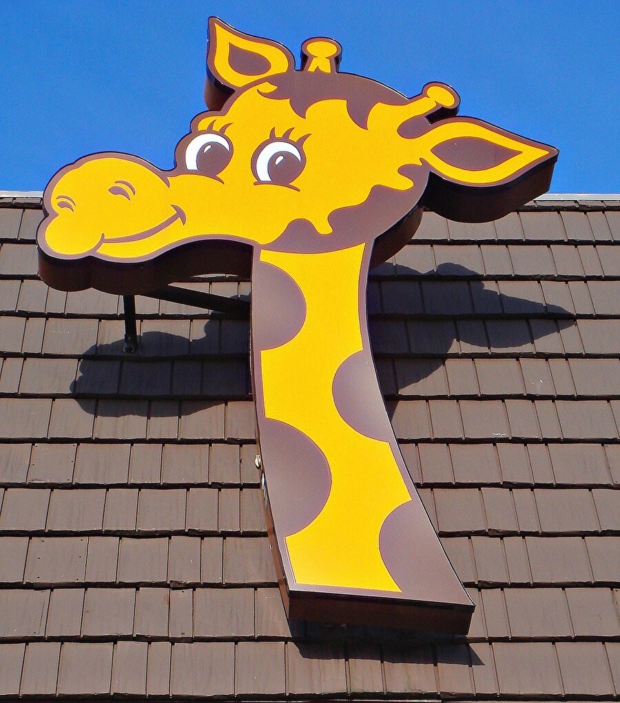 şirketin maskotu zürafa Geoffrey'de satılacak şirket varlıklarının arasında bulunuyor.