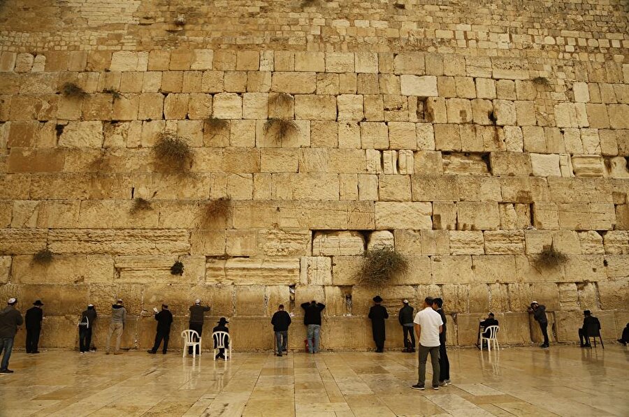 Daha ziyade Batılıların "Ağlama Duvarı" dediği duvar, Müslümanlarca "Burak Duvarı" olarak anılıyor. (Fotoğraf: İsmail Çağılcı)