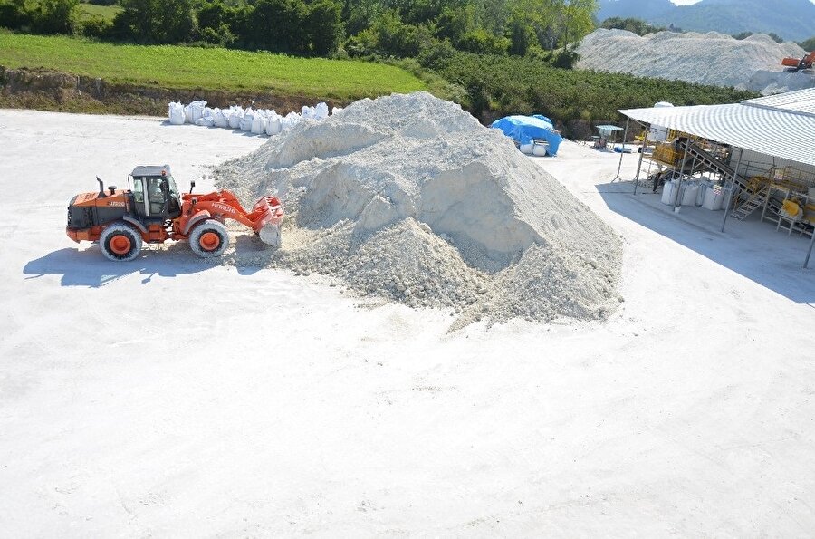 Bentonit, Ordu’nun Ünye ilçesinden çıkarılıp dünya pazarına sunuluyor.