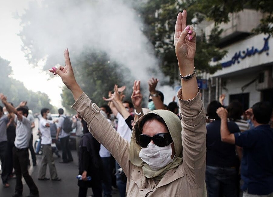 İran, bugünlerde ekonomik kriz nedeniyle düzenlenen gösterilere sahne oluyor.