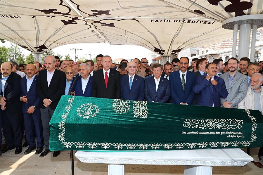 Cumhurbaşkanı Recep Tayyip Erdoğan, vefat eden İslam Bilim Tarihi Araştırmacısı Prof. Dr. Fuat Sezgin'in Fatih Camisi'nde düzenlenen cenaze törenine katıldı.
