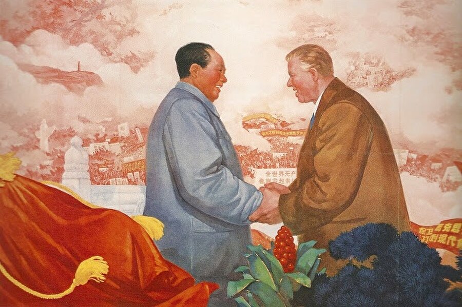 Mao Zedong ve Enver Hoca'yı bir arada gösteren propaganda görselleri yaygın olarak kullanılmıştı.