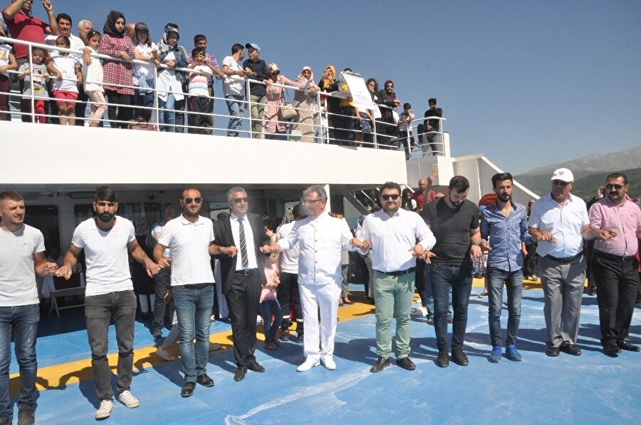 Bitlis’in Tatvan ilçesinde 1 Temmuz Denizcilik ve Kabotaj Bayramı Türkiye’nin en büyük feribotu ile Dünyanın en büyük sodalı gölü olan Van Gölü’nde düzenlenen feribot turu ile kutlandı.
