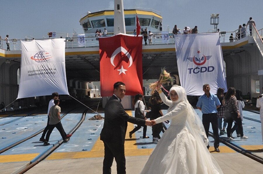 Yapılan konuşmaların ardından program halk oyunu ekiplerinin gösterileri, Kürtçe ve Türkçe şarkılar eşliğinde halaylar çekilmesi ve Van Gölü üzerinde yapılan feribot turu ile sona erdi. 