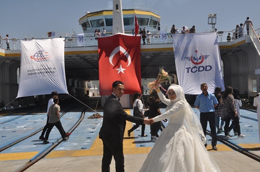 Yapılan konuşmaların ardından program halk oyunu ekiplerinin gösterileri, Kürtçe ve Türkçe şarkılar eşliğinde halaylar çekilmesi ve Van Gölü üzerinde yapılan feribot turu ile sona erdi.