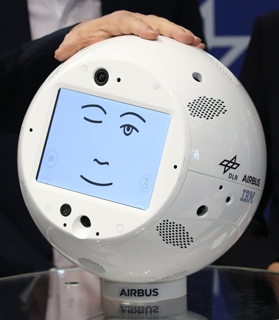 CIMON adını verdikleri robot uçarak gezebilecek ve konuşup, sesli komutlara cevap da verebilecek.