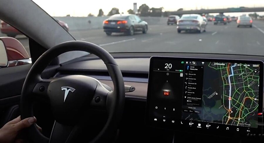 Tesla Model 3 konsolu. 